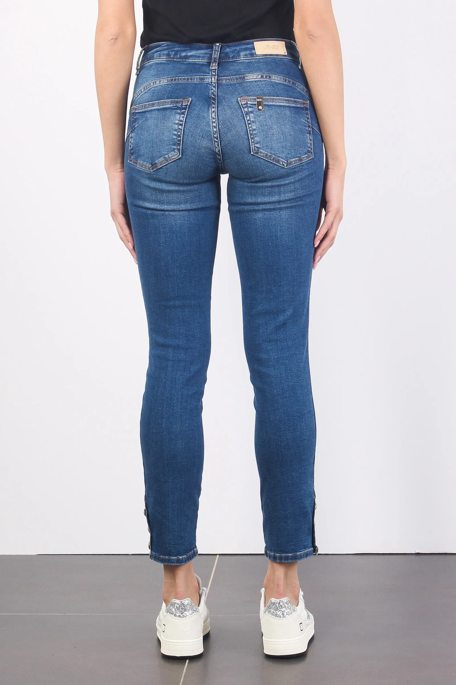 Jeans Classy Bottone Fondo Denim Medio